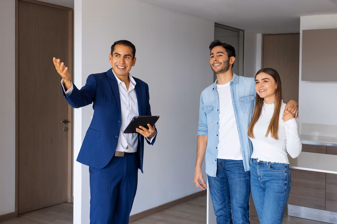 pareja tiro medio hablando agente inmobiliario 23 2150322071